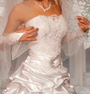 Продам ослепительное свадебное платье из атласной ткани